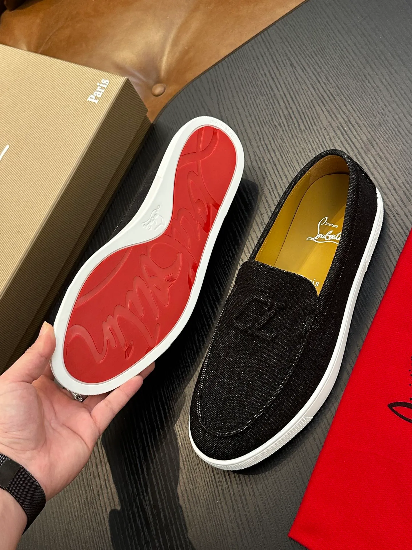 P760💰Christian Louboutin (red-soled shoes) Italian men’s casual sneakers are shipped! Each pair of shoes from this Italian handmade shoe brand has a simple and classic design, which is very comfortable and versatile! The upper fabric of this shoe is made of imported cowhide, with high-end and comfortable cowhide lining! The outsole is made of original rubber bottom sheets and is lined with cowhide! Brand-specific molded footbed, exclusive private mold control! Original box packaging, with shoe storage bag! 39 40 41 42 43 44 (38 45 46 customized)
